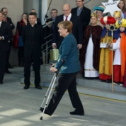  Primele imagini cu Angela Merkel  în cârje, după accidentul la schi